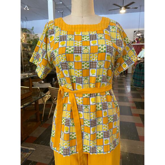 1970s pantsuit, 70s 2 piece set, vintage outfit, novelty print, mod pants, 27 - Picture 5 of 9